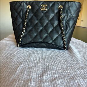 CHANEL Black Quilted Shoulder Bag with Gold Chain